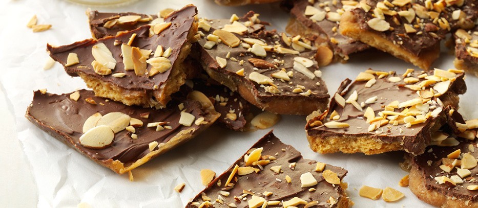 Shortbread-Trefoils-Toffee-and-Chocolate-Bark-with-Toasted-Almonds